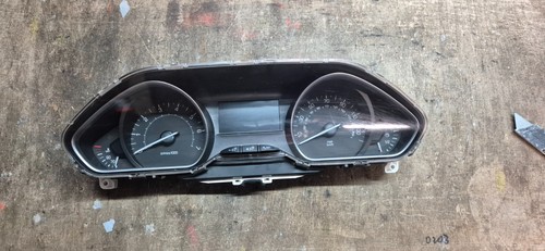 Peugeot 208 petrol - petrol, speedo